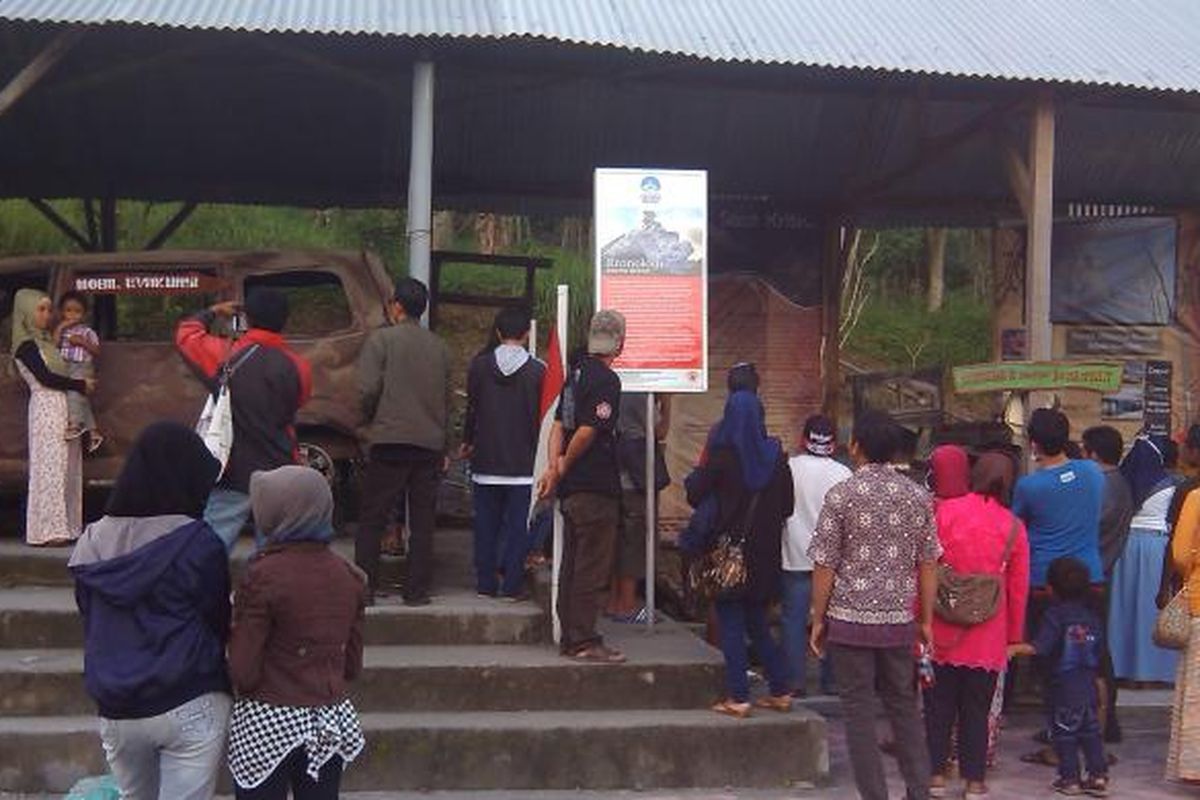 Para wisatawan saat berada di petilasan rumah Juru Kunci Merapi, Mbah Marijan