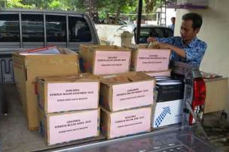 Foto : Inilah sejumlah dokumen berisi kinerja SKPD tahun 2016 yang diserahkan ke tim penyidik KPK di Gedung Baramakota Polres Madiun Kota, Selasa (17/1/2017)