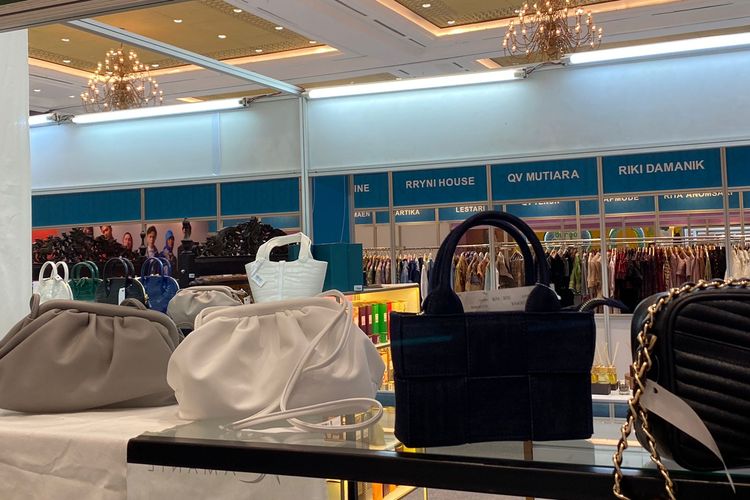 Produk Lakon Store di Indonesia Fashion Week 2024, JCC Senayan, Jakarta Pusat, Rabu (27/03/2024).