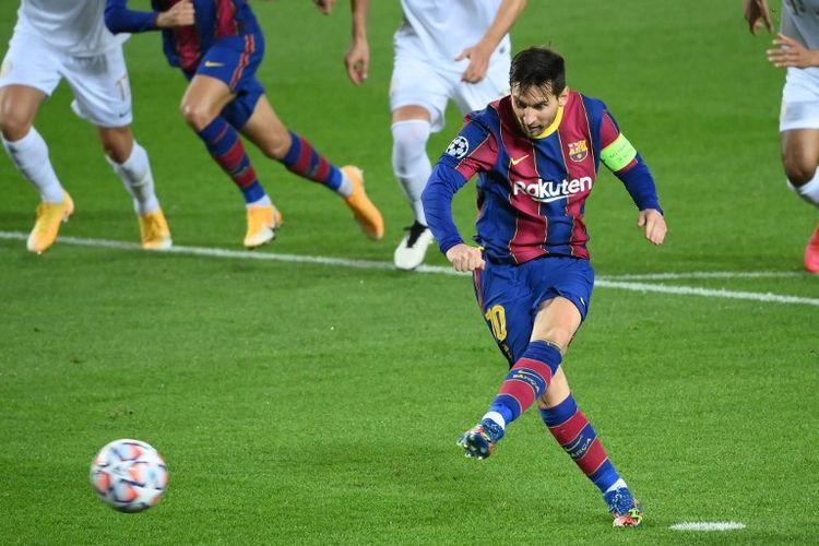 Proses gol penalti Lionel Messi pada laga matchday pertama Grup G Liga Champions 2020-2021, Barcelona vs Ferencvaros di Stadion Camp Nou, Selasa (20/10/2020) atau Rabu dini hari WIB. 