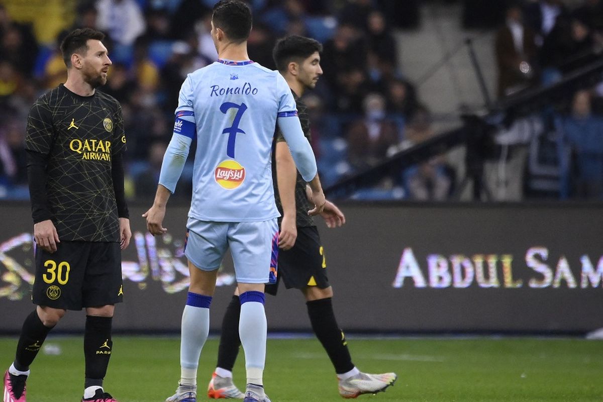 Penyerang Paris Saint-Germain Lionel Messi (kiri) dan penyerang Riyadh All-Star Cristiano Ronaldo (tengah) pada pertandingan Piala Musim Riyadh antara Riyadh All-Stars vs Paris Saint-Germain di King Fahd Stadion di Riyadh pada Kamis 19 Januari 2023. Terkini, Ronaldo dilaporkan pernah iri dengan gaji Lionel Messi.