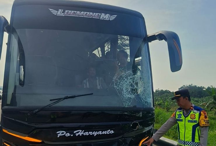 BERITA FOTO: Potret Bus PO Haryanto dan 5 Mobil Rusak Usai Tabrakan Beruntun di Tol Batang
