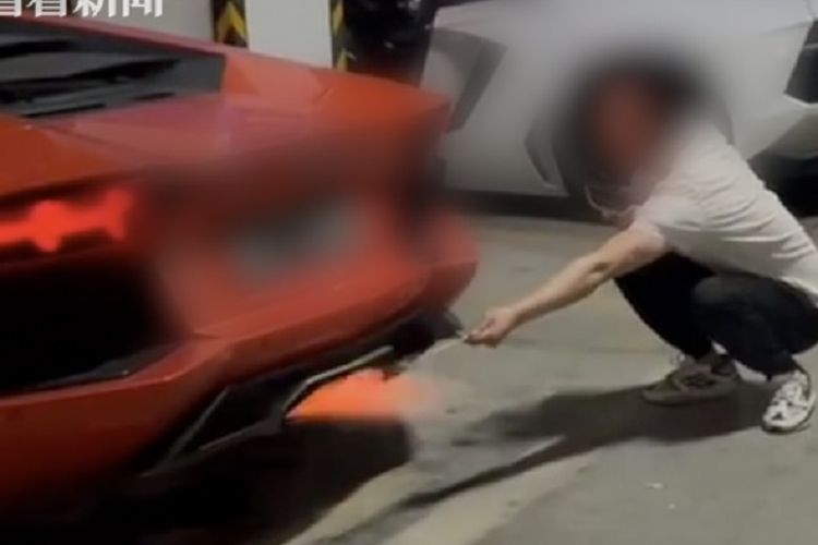 Potongan gambar dari video yang viral di China memperlihatkan seorang pria mendekatkan sepotong kecil daging ke knalpot Lamborghini yang memercikkan api. Akhirnya, mobil mewah tersebut terbakar karena kepanasan karena terus diinjak pedal gasnya.