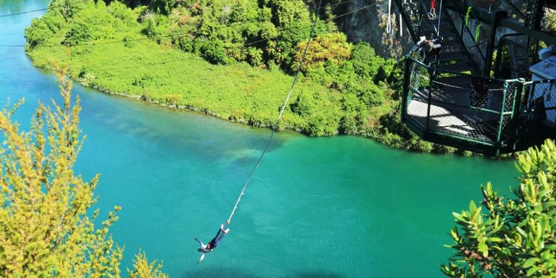 Bungy jumping di Sungai Waikato, Taupo, Selandia Baru
