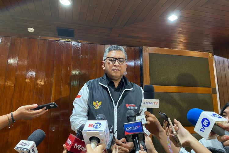 Sekretaris Jenderal PDI-P Hasto Kristiyanto melangsungkan doorstop di sela-sela rapat konsolidasi dan pengesahan Tim Pemenangan Daerah (TPD) Ganjar-Mahfud di Hotel Sari Pacific, Jakarta Pusat, Sabtu (18/11/2023).