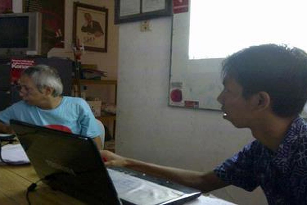 Aktivis anti korupsi di Semarang, Jawa Tengah, Eko Haryanto (kiri) paparkan kasus korupsi, Senin (10/12/2012.