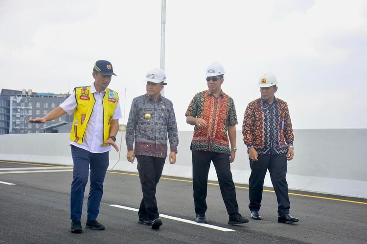 Penjabat Gubernur Sumatera Selatan Agus Fatoni saat meninjau fly over Sekip Ujung Palembang. Jembatan layang ini akan mulai dibuka untuk umum pada Jumat (7/6/2024) besok.