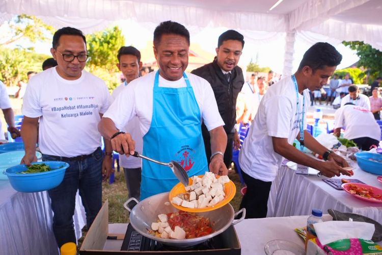 Bupati Rote Ndao, Paulus Henuk, S.H., mengikuti lomba Bapa Bisa Memasak pada Festival Keluarga Malole (9/6/2026).