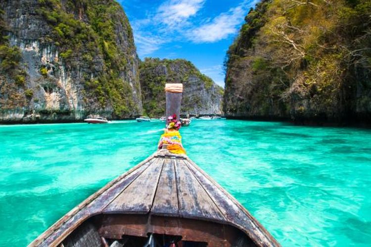 Perahu di perairan Phi Phi, Thailand.
