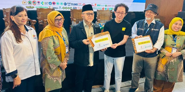 Pemberian donasi dari Direktur Sido Muncul Irwan Hidayat kepada MMDC dan LLHPB Aisyiyah, disaksikan oleh Menko Pangan Zulkifli Hasan.