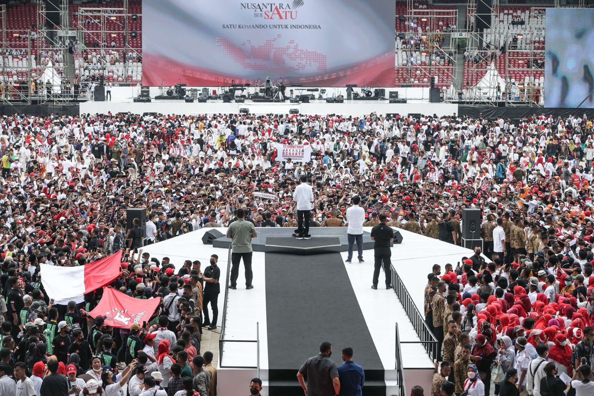 Presiden RI Joko Widodo memberi sambutan saat menghadiri acara Gerakan Nusantara Bersatu di Stadion Gelora Bung Karno, Jakarta, Sabtu (26/11/2022)