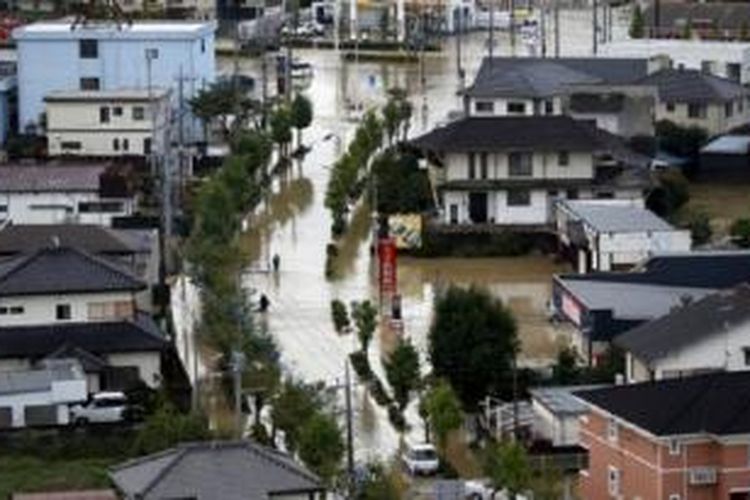 Ratusan orang dilaporkan masih terjebak banjir.