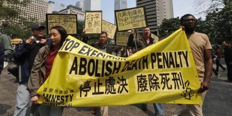Para aktivis Amnesti Internasional melakukan unjuk rasa di Hongkong pada Mei 2009, menentang hukuman mati yang diterapkan di daratan China.