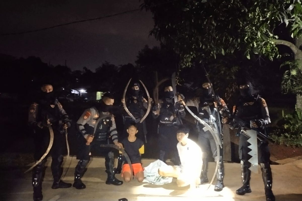 Tim Patroli Perintis Polres Metro Depok berhasil mengamankan tiga orang remaja ketika hendak tawuran di Bojongsari, Depok, Selasa (8/3/2022) sekitar pukul 03.15 WIB. Polisi menemukan barang bukti 13 senjata tajam di lokasi.