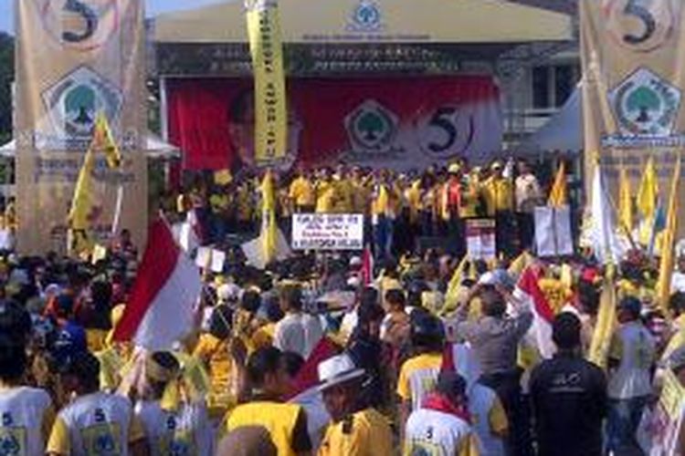 Suasana kampanye Partai Golkar di Kota Malang, Jawa Timur, Kamis (27/3/2014). Aburizal Bakrie menyampaikan orasi politiknya di depan ribuan warga Malang yang hadir dalam kampanye tersebut.