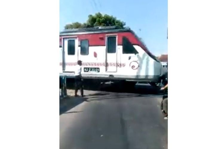 Tangkapan layar video yang menampilkan kereta api menabrak pengendara sepeda motor di Sukoharjo, Jawa Tengah.