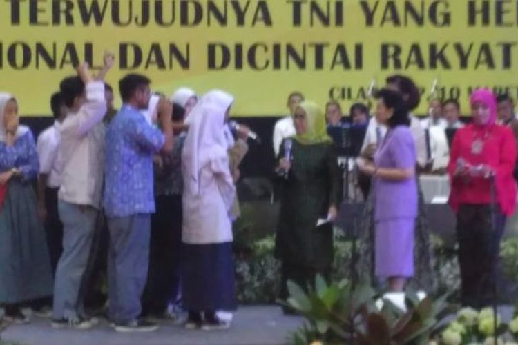 Mufidah Kalla membagikan sepeda kepada sejumlah siswa di acara HUT Dharma Pertiwi ke-53 di gor Achmad Yani, Mabes TNI, Cilangkap, Jakarta, Jumat (10/3/2017)