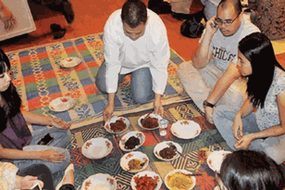 Barelek Rendang yang diselenggarakan Underground Secret Dining di Museum Bank Mandiri, Sabtu (4/8/2012), menyuguhkan aneka rendang.   