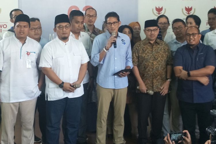 Calon wakil presiden nomor urut 02 Sandiaga Uno saat menggelar konferensi pers di media center pasangan Prabowo-Sandiaga, Jalan Sriwijaya, Jakarta Selatan, Senin (22/4/2019).