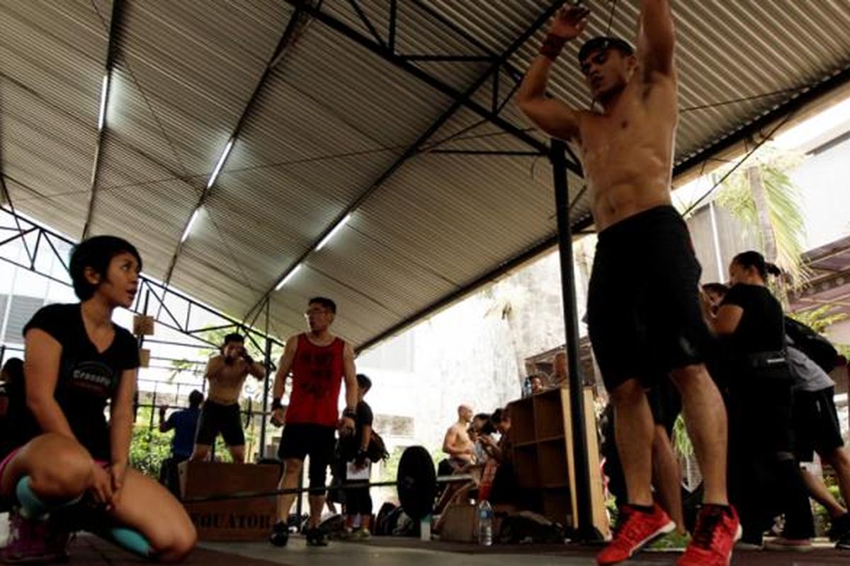 Puluhan Crosfitter turut dalam kegiatan amal bertajuk CrossFit for Hope 3rd Annual di Crossfit Equator, Hotel Garden, Kemang, Jakarta, Sabtu (16/8/2014). Setiap peserta akan melakukan angkatan dan jumlah angkatan akan diakumulasikan dengan uang yang nantinya didonasikan. 
