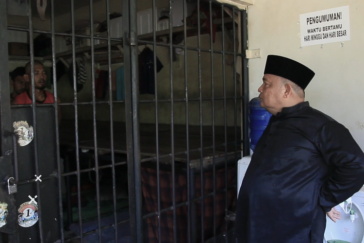 Terbit Rencana Perangin-angin saat menunjukkan sel kerangkeng yang diklaimnya untuk tempat pembinaan pelaku penyalahgunaan narkoba.