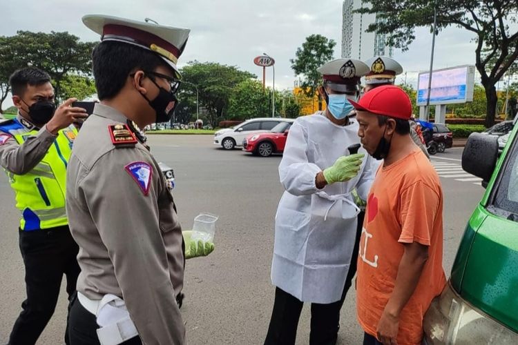 Kegiatan pemeriksaan alkohol kepada pengemudi di depan Pos Lantas German Center Tangsel pada Minggu, 6 Maret 2022 kemarin