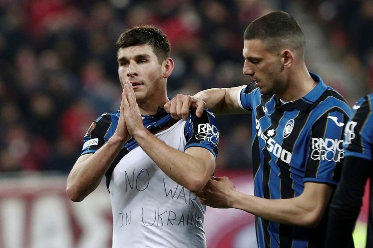 Pemain Atalanta, Ruslan Malinovskyi, merayakan gol ke gawang Olympiacos pada laga Liga Europa, Jumat (25/2/2022) dengan pesan perdamaian menentang invasi militer Rusia ke Ukraina.