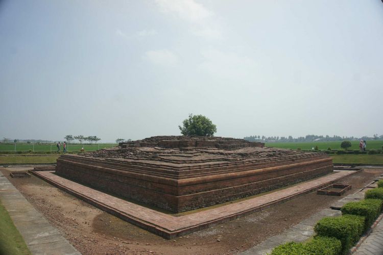 Kompleks Percandian Batujaya di Kabupaten Karawang yang dipercaya sebagai peninggalan Kerajaan Tarumanegara.