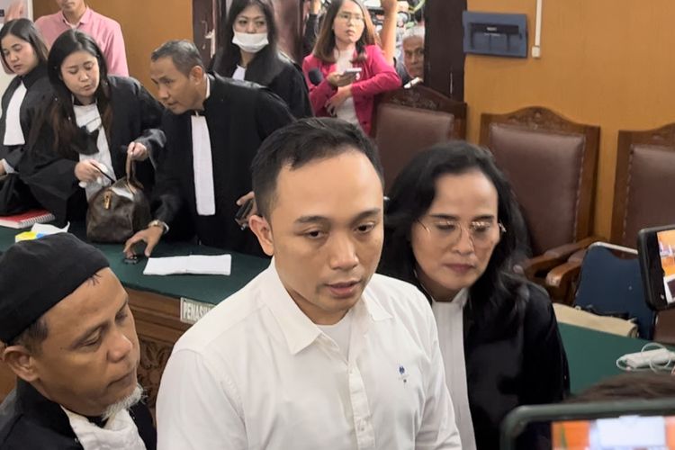 Terdakwa kasus pembunuhan berencana terhadap Nofriansyah Yosua Hutabarat atau Brigadir J, Ricky Rizal usai menjalani sidang putusan di Pengadilan Negeri (PN) Jakarta Selatan, Selasa (14/2/2023). Ricky Rizal divonis 13 tahun penjara setelah dinilai terbukti secara sah dan meyakinkan turut serta melakukan pembunuhan tersebut.