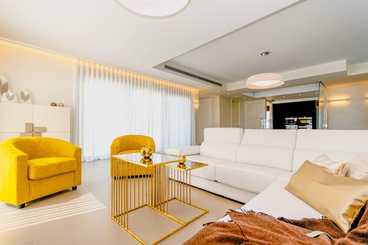 Ilustrasi ruang keluarga, sofa kulit putih