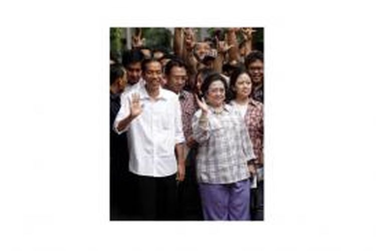 Joko Widodo saat mendampingi Ketua Umum Partai Demokrasi Indonesia Perjuangan (PDIP) Megawati Soekarnoputri menuju Tempat Pemungutan Suara pada putaran kedua Pemilihan Kepala Daerah (Pilkada) DKI Jakarta 2012 di Kebagusan, Jakarta Selatan, Kamis (20/9/2012).  