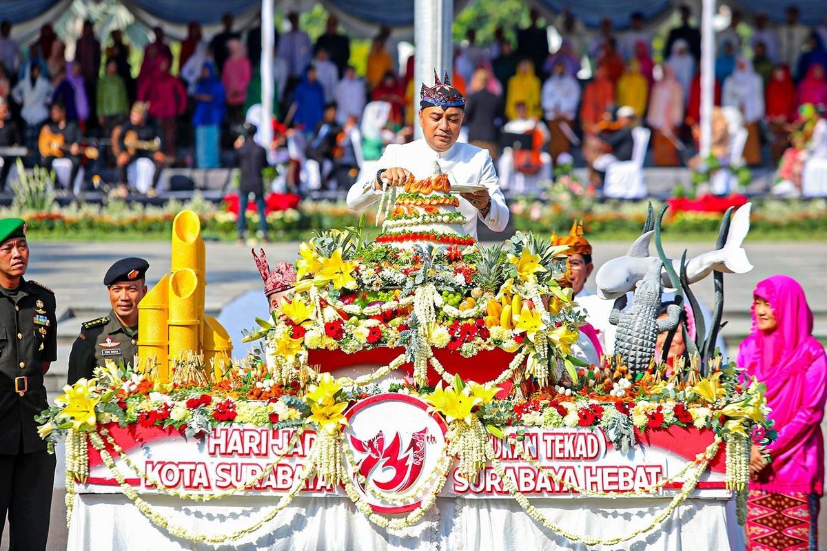 Walikota Surabaya Eri Cahyadi saat prosesi pemotongan tumpeng dalam Resepsi Hari Jadi Kota Surabaya (HJKS) ke-732 di Taman Surya, Balai Kota Surabaya, Sabtu (31/5/2025).