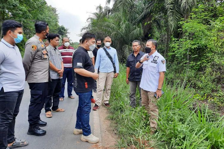 Aparat kepolisian melakukan olah TKP pembunuhan kakek di Lampung Tengah.