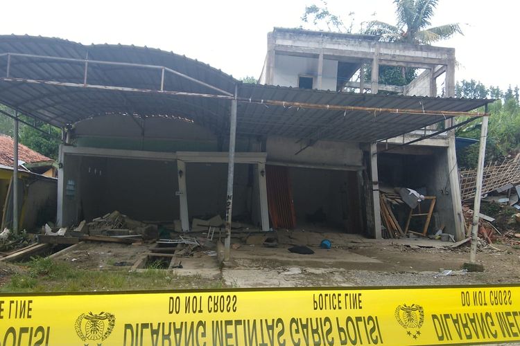 Bencana pergerakan tanah menerjang rumah di Kampung Cibungur, Desa Sarinagen, Kecamatan Cipongkor, Kabupaten Bandung Barat (KBB), Jawa Barat, Jumat (29/3/2024).