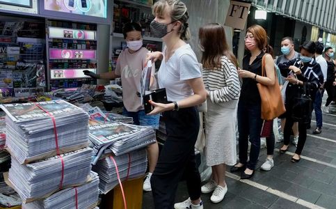 Hong Kong: Hundreds line up for last 'Apple Daily' edition