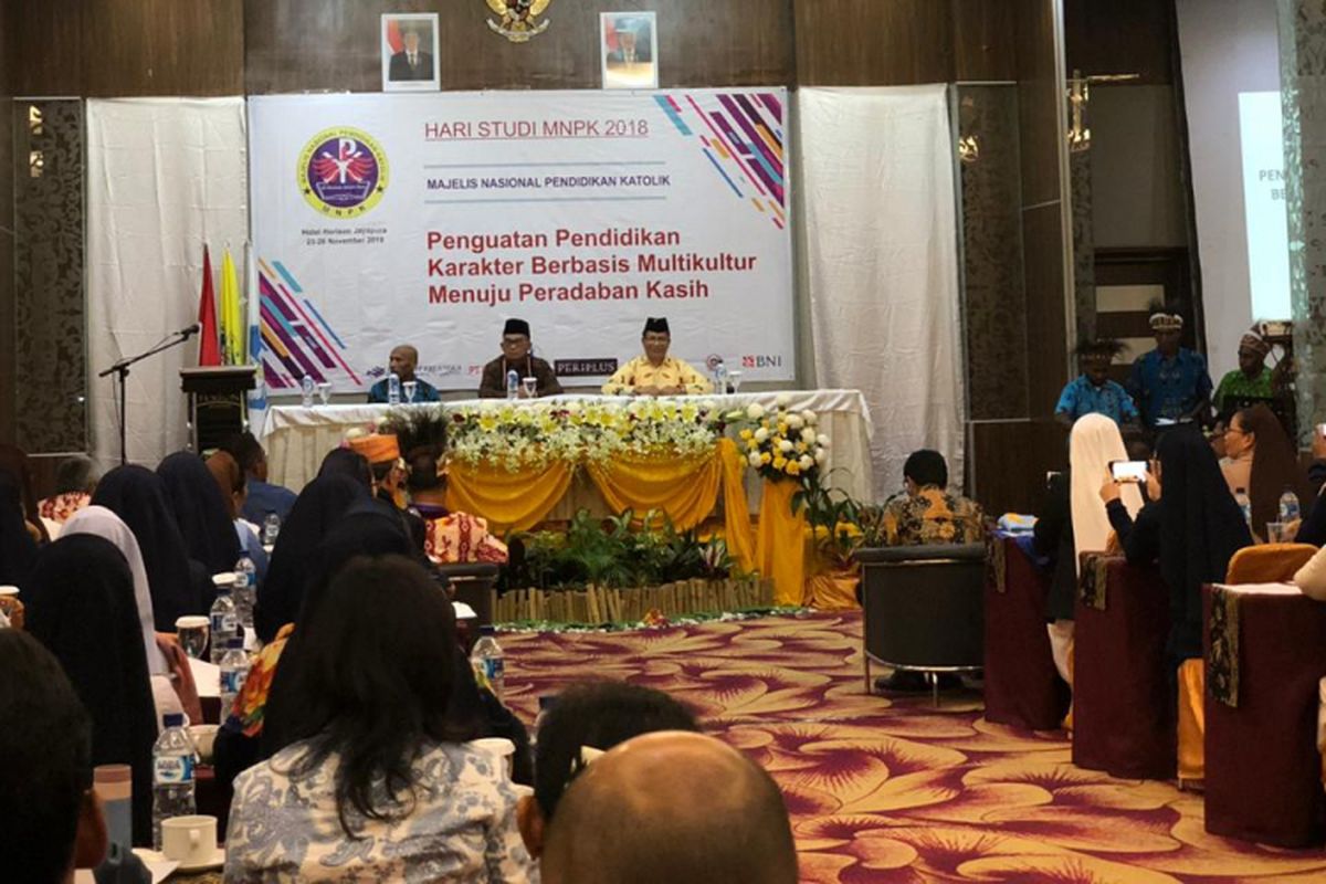 Mendikbud) Muhadjir Effendy di depan peserta Hari Studi Majelis Nasional Pendidikan Katolik, di Jayapura, Sabtu siang (24/11/2018). 