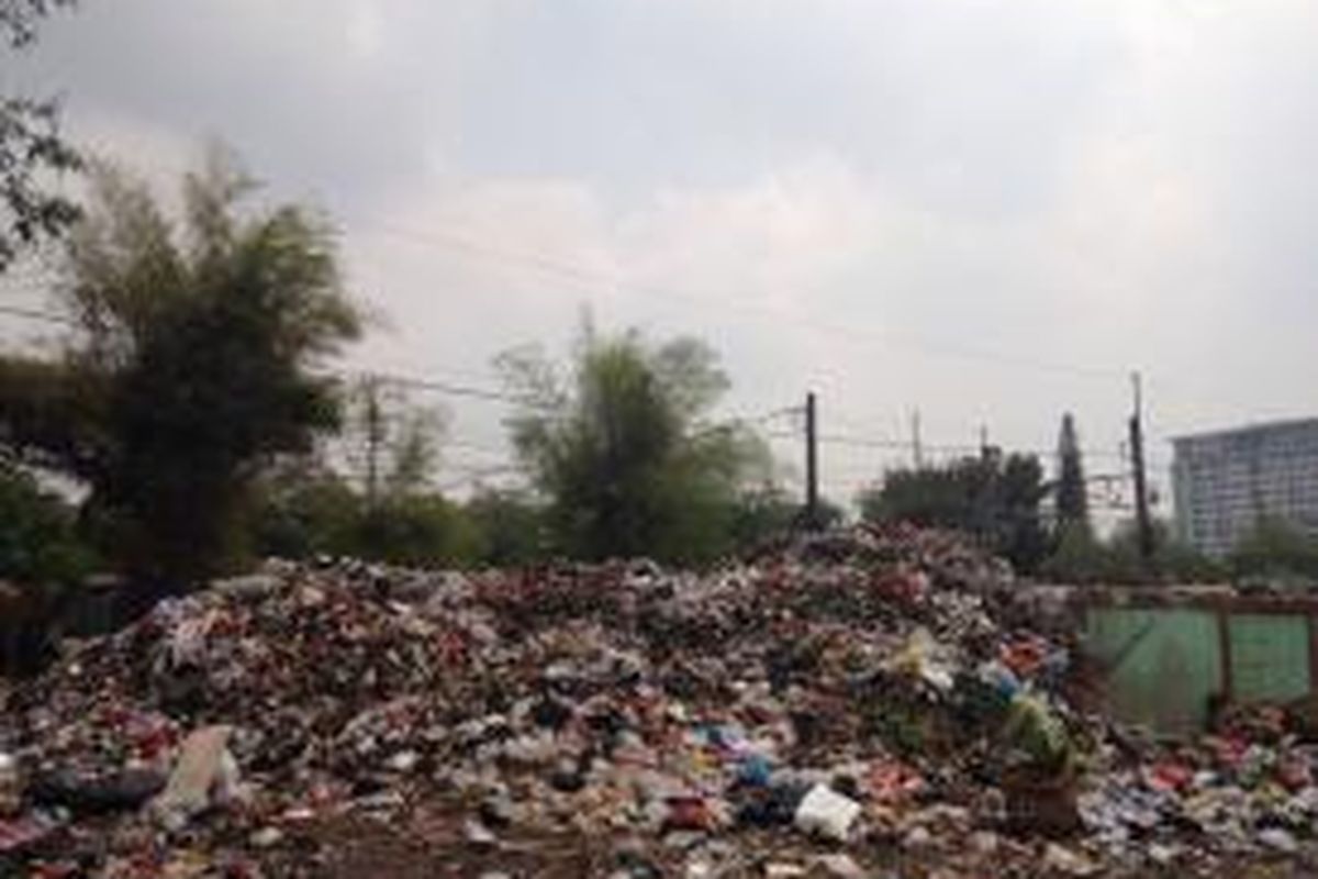 Seorang pemulung mencari sampah di TPS Kalibata yang telah melebihi kapasitas pada Kamis, (5/11). 