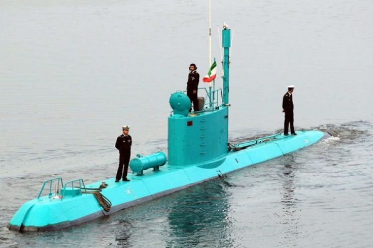 Kapal selam milik AL Iran, Ghadir, sedang berlayar di dekat kota pelabuhan Bandar Abbas.