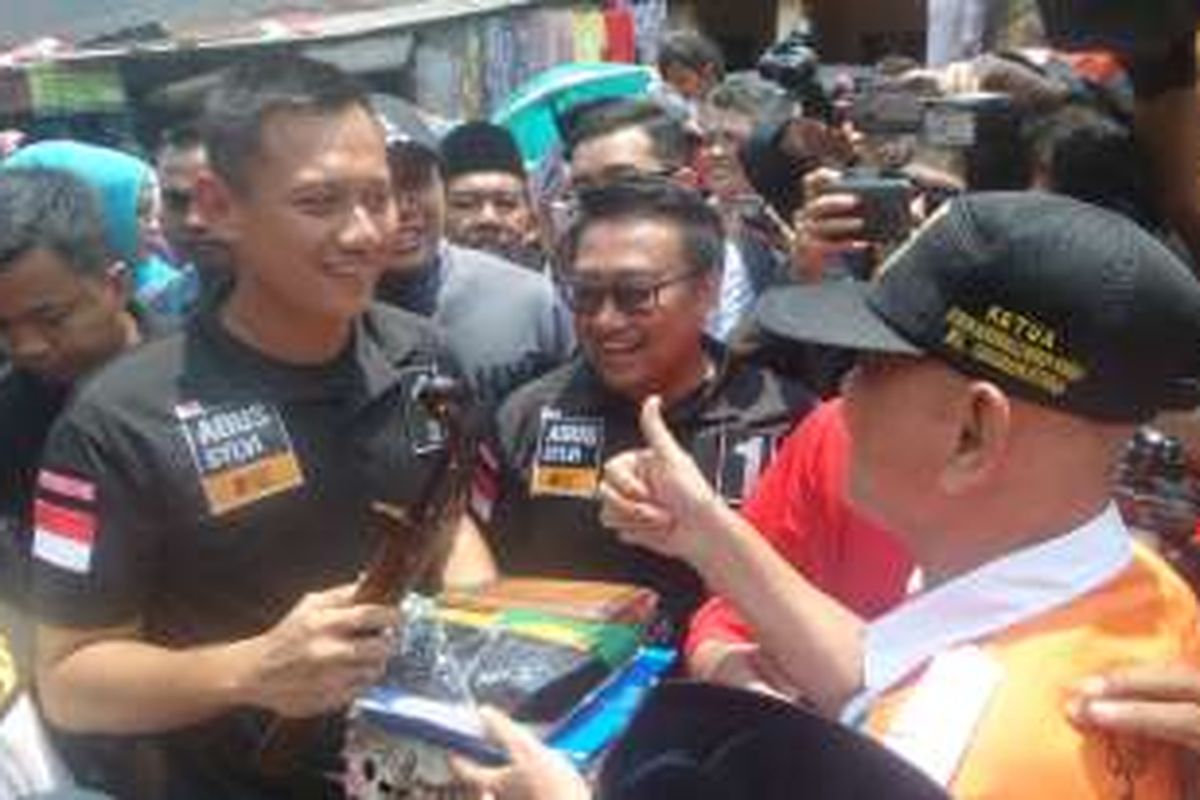 Agus Harimurti Yudhoyono mendatangi warga di Kelurahan Sukabumi Utara, Jakarta Barat, Kamis (17/11/2016)