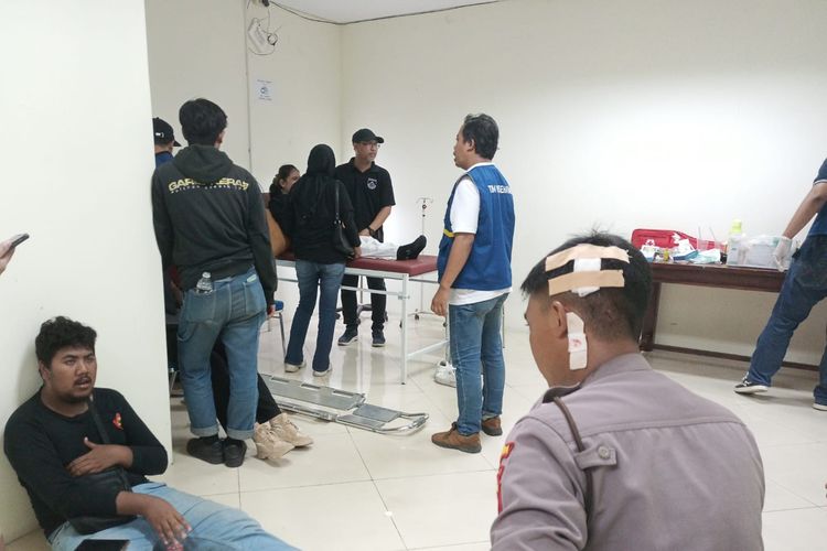 Korban aparat yang mengalami luka akibat kerusuhan yang terjadi usai laga Liga 2 2023-2024 antara Gresik United vs Deltras FC di Gelora Joko Samudro, Minggu (19/11/2023).