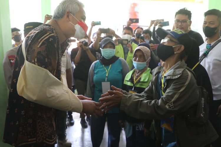 Gubernur Jawa Tengah Ganjar Pranowo saat kunjungi warga Desa Wadas, Rabu (9/2/2022)