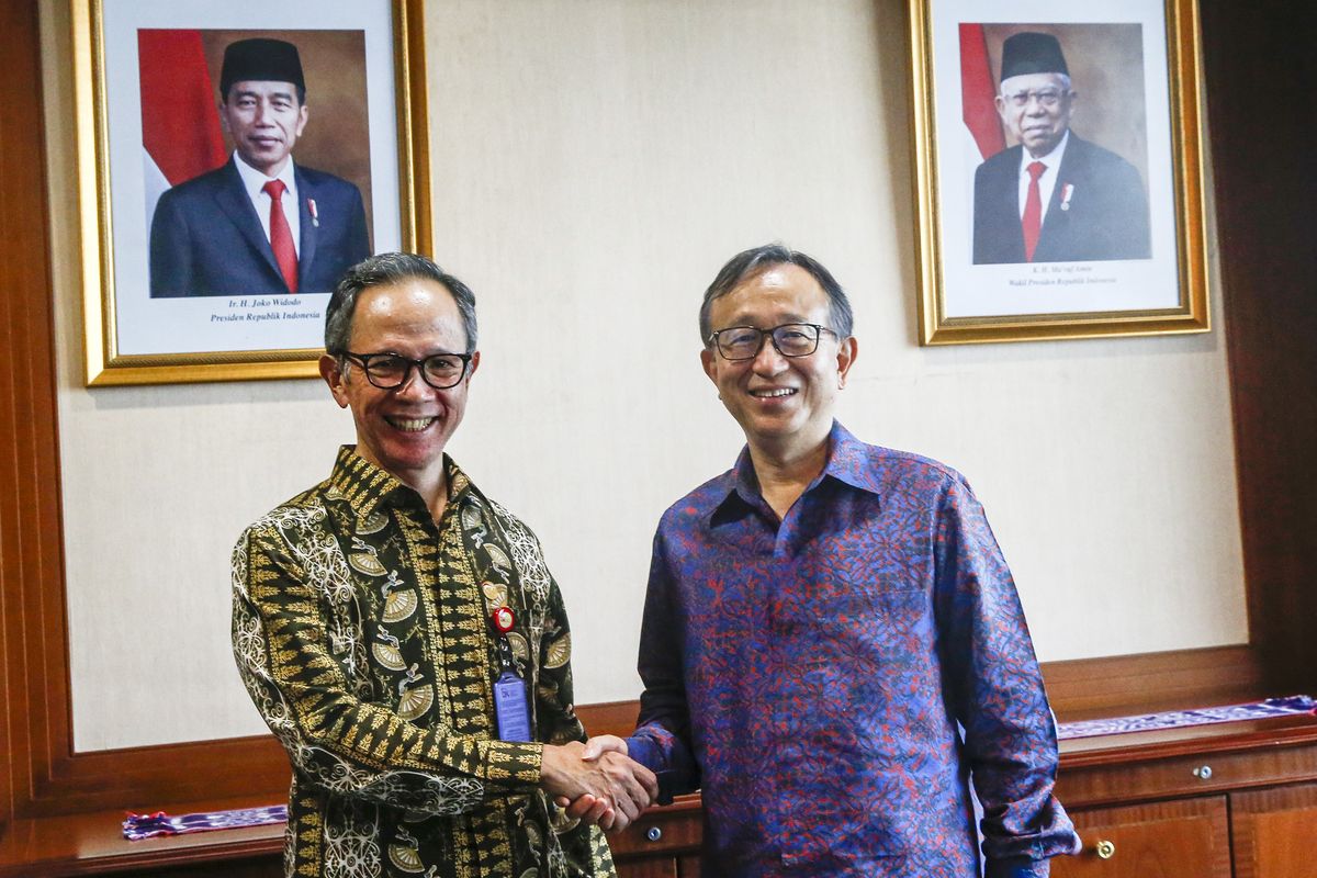 Presiden dan CEO Mitsubishi UFJ Financial (MUFG) Group Hironori Kamezawa  saat bertemu dengan Ketua Otoritas Jasa Keuangan (OJK) Mahendra Siregar.