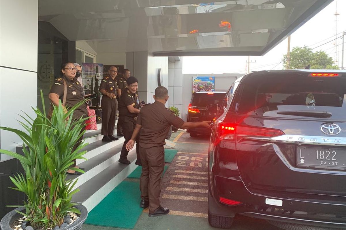 PAMITAN—Tim Kejaksaan Agung dan Tim Kejaksaan Tinggi Jawa Timur berpamitan ke Kajari Kota Madiun, Bambang Panca usai memeriksa sejumlah pejabat Pemkab Madiun dan pengusaha terkait dugaan pungli yang dilakukan oknum jaksa Kejari Kabupaten Madiun, Selasa (16/5/2023).