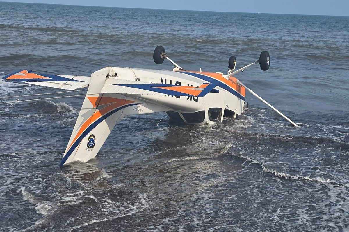 Pesawat latih API terjatuh di Pantai Gumuk Kantong Muncar, Selasa (4/2/2025) 