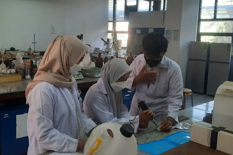 Aktivitas di salah satu laboratorium yang disiapkan untuk program studi Sains Analitik dan Instrumentasi Kimia ITS