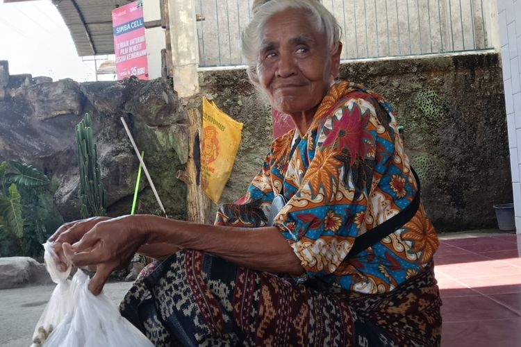 Kisah Oma Sana, Nenek 74 Tahun yang Jalan Kaki Jajakan Kacang demi Pendidikan Cucu