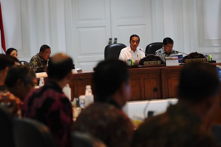 Presiden Joko Widodo (kedua kanan) didampingi Wakil Presiden Jusuf Kalla (kanan) memimpin rapat terbatas terkait penyelesaian masalah pertanahan di Kantor Presiden, Jakarta, Jumat (3/5/2019).  ANTARA FOTO/ Wahyu Putro A/nz