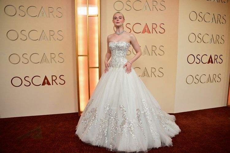 Elle Fanning Tampil Bak Putri Dongeng di Oscar 2026