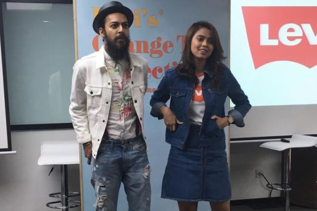 Alex Abbad (kiri) dalam peluncuran koleksi terbaru Orange Tab dari label Levis di Jakarta, Selasa (14/3/2017). 