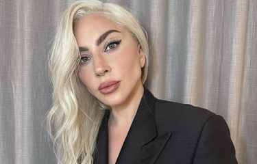 Penyanyi, Lady Gaga dengan warna rambut Golden Silvers.